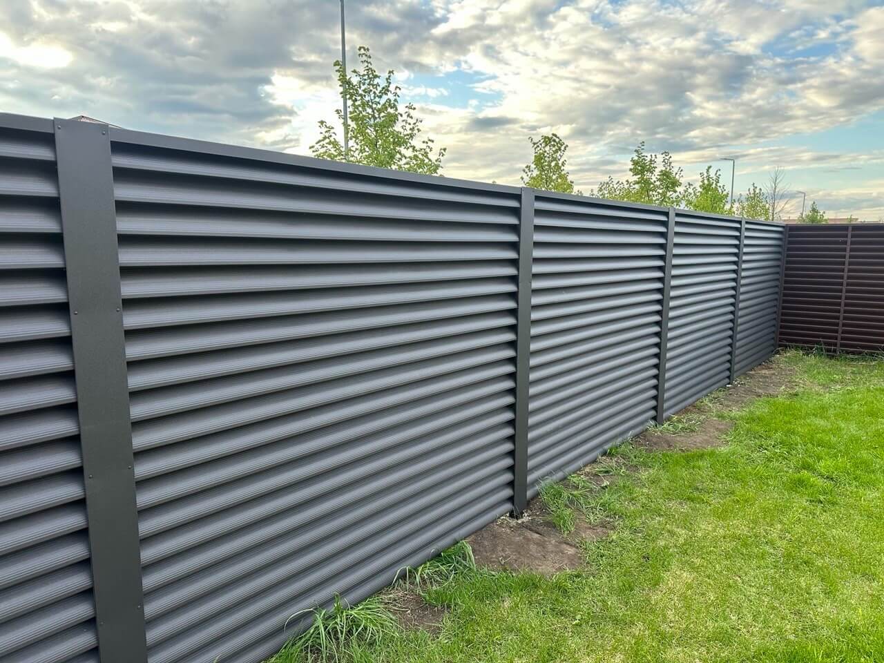 Забор из ламелей еврожалюзи 43м RAL8019/8019 Темный Шоколад двусторонний МАТТЕ фото 1 в Челябинске