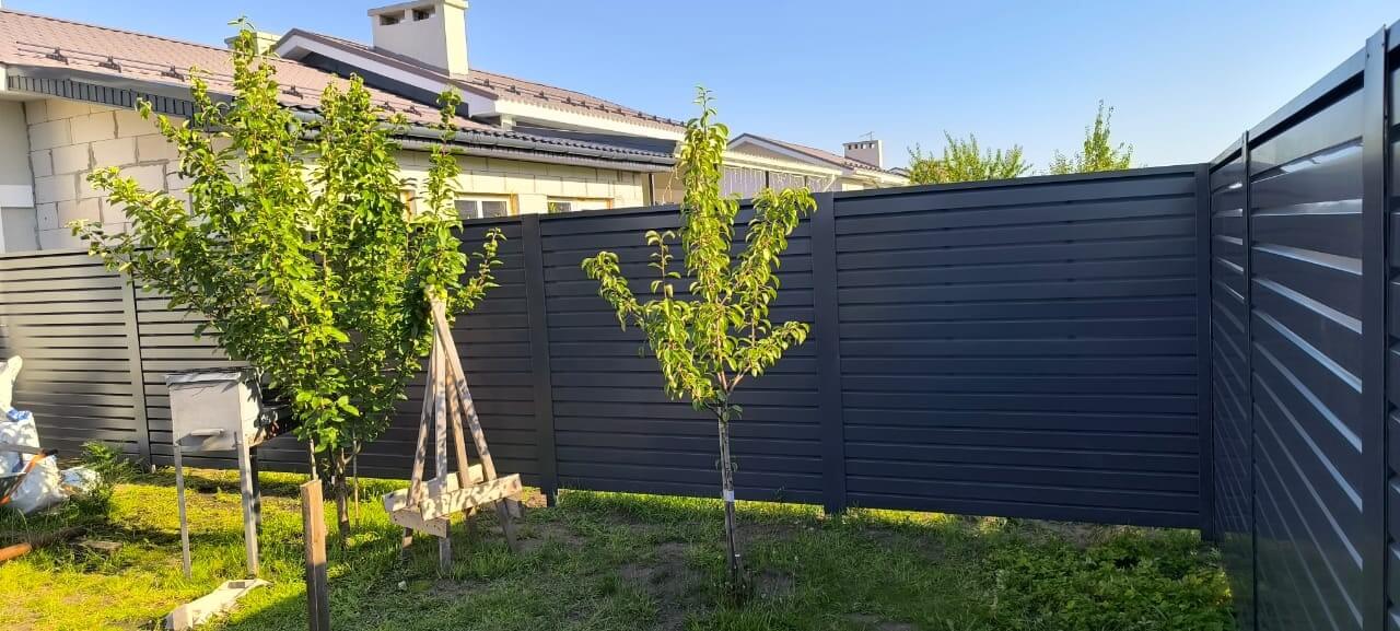 Забор-жалюзи из ламелей Хай-Тек 62м RAL7024/7024 Серый Графит двусторонний фото 4 в Челябинске