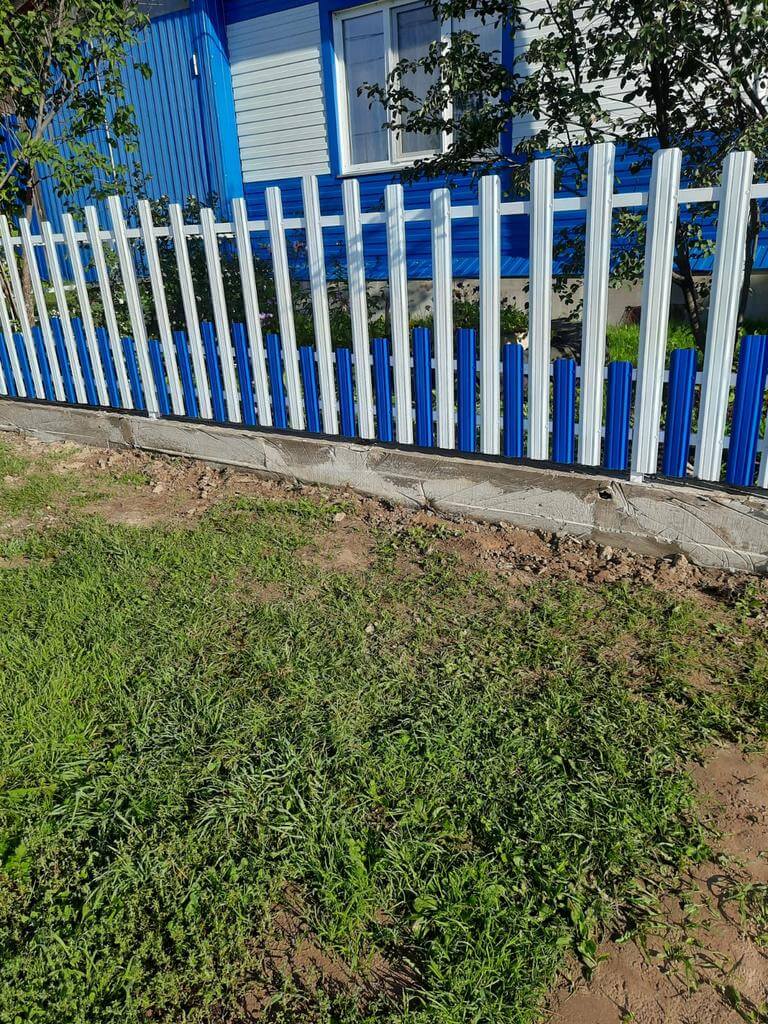 Забор из евроштакетника 14м RAL9003 Белый, RAL5005 Синий Сигнал фото 1 в Челябинске
