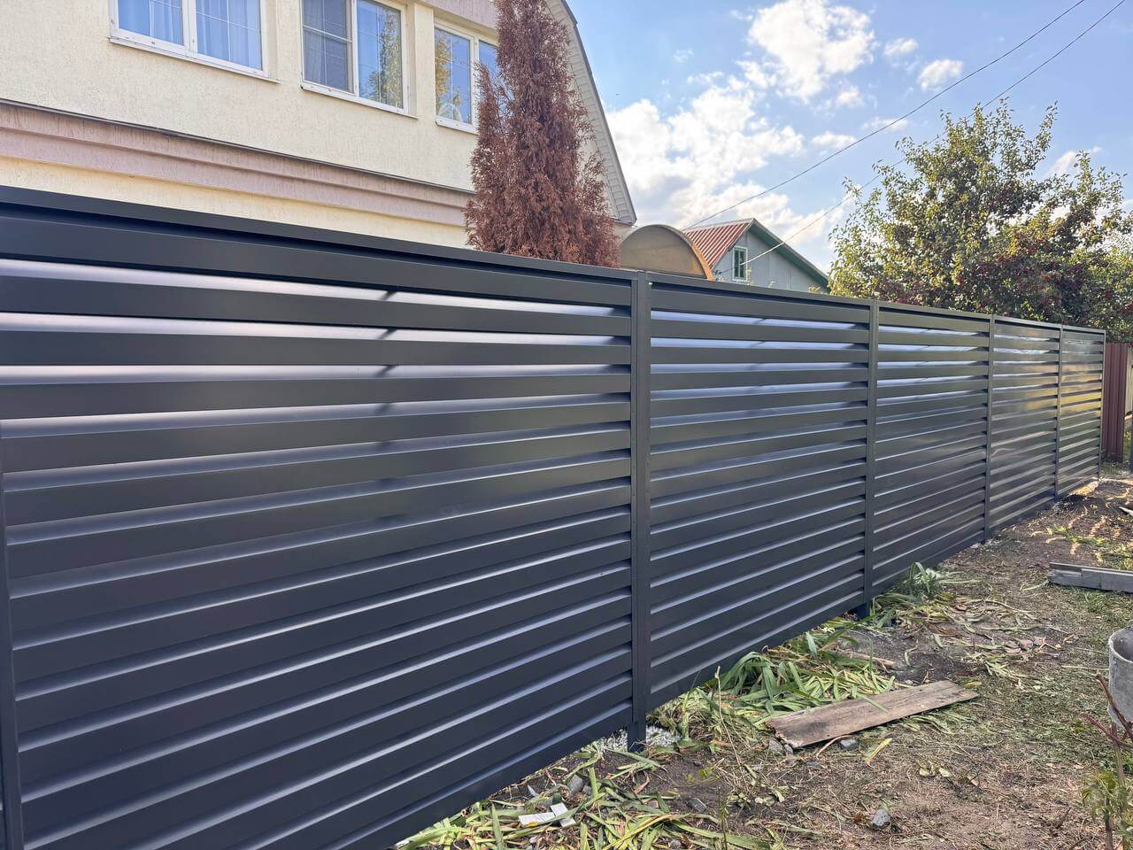 Забор-жалюзи из ламелей Хай-Тек 26м RAL7024/7024 Серый Графит двусторонний в Челябинске