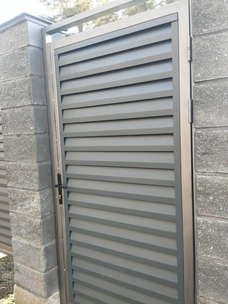 Откатные ворота с калиткой из ламелей Реснички RAL7024/7024 Серый Графит двусторонний МАТТЕ фото 2 в Челябинске