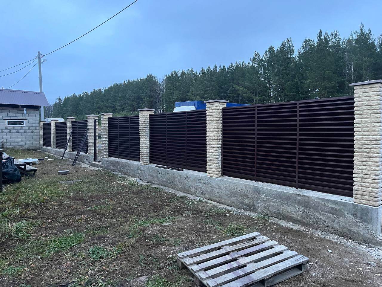 Забор-жалюзи из ламелей ЭКО-Z 18м RAL8017/8017 Шоколад двусторонний фото 3 в Челябинске