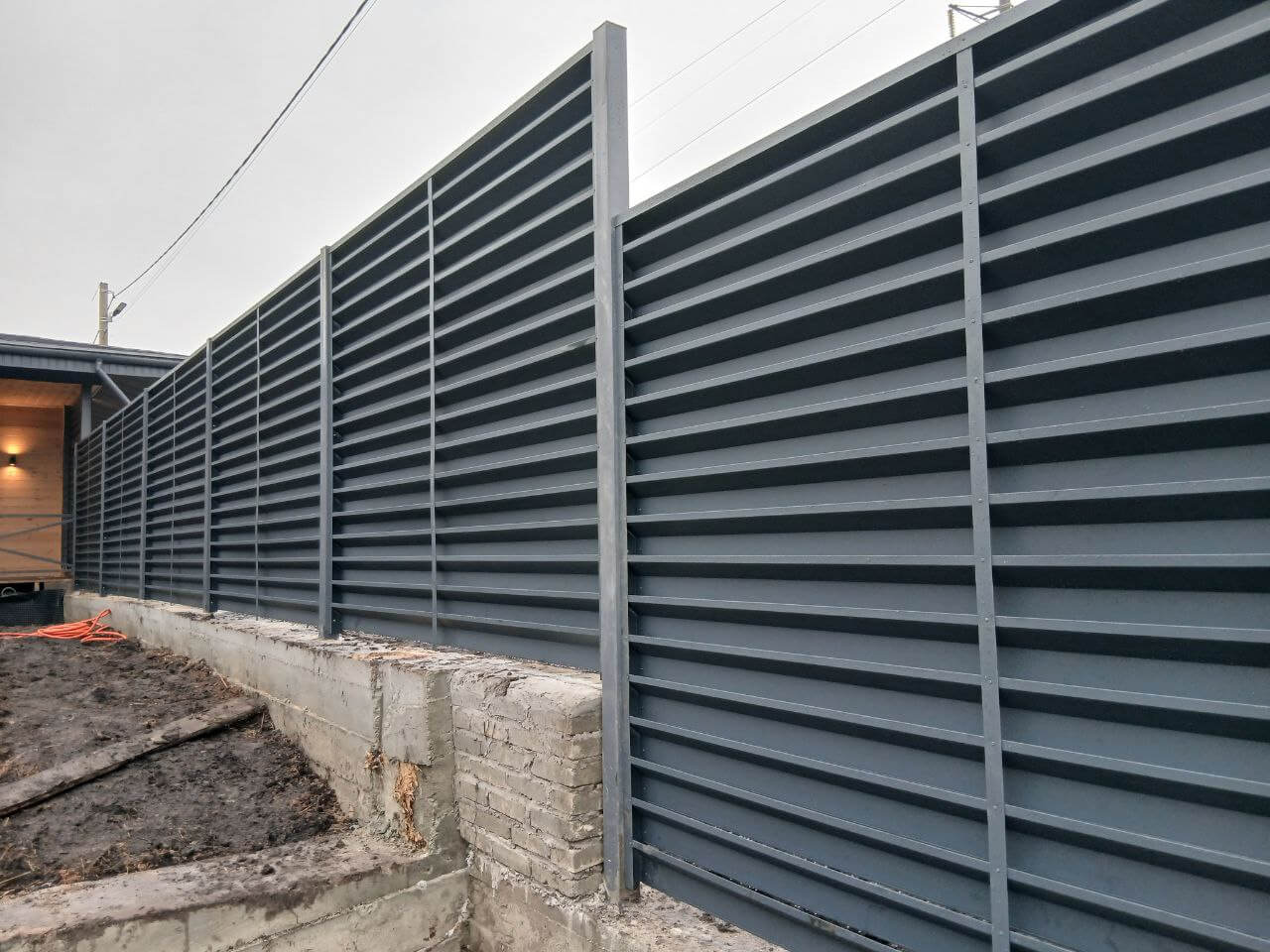 Забор-жалюзи из ламелей Хай-Тек 37м RAL7024/7024 Серый Графит двусторонний МАТТЕ фото 6 в Челябинске