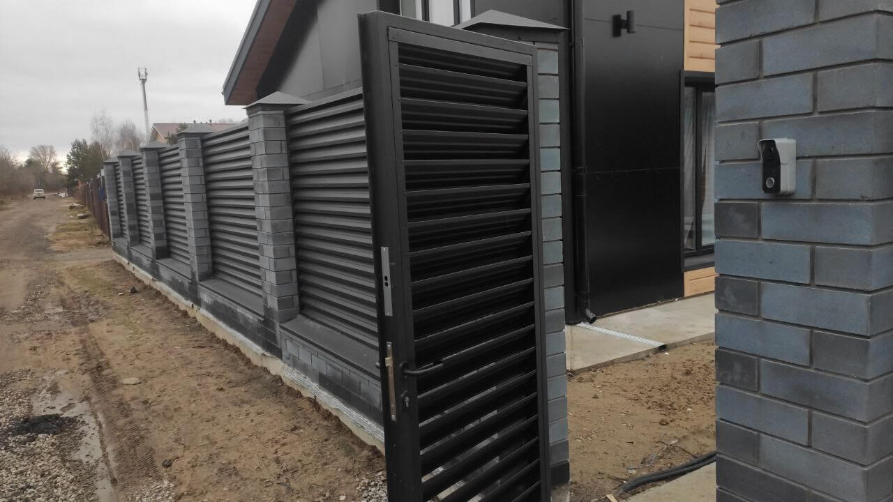 Забор-жалюзи из ламелей ЭКО-Z 17м RAL9005/9005 Черный МАТТЕ фото 1 в Челябинске