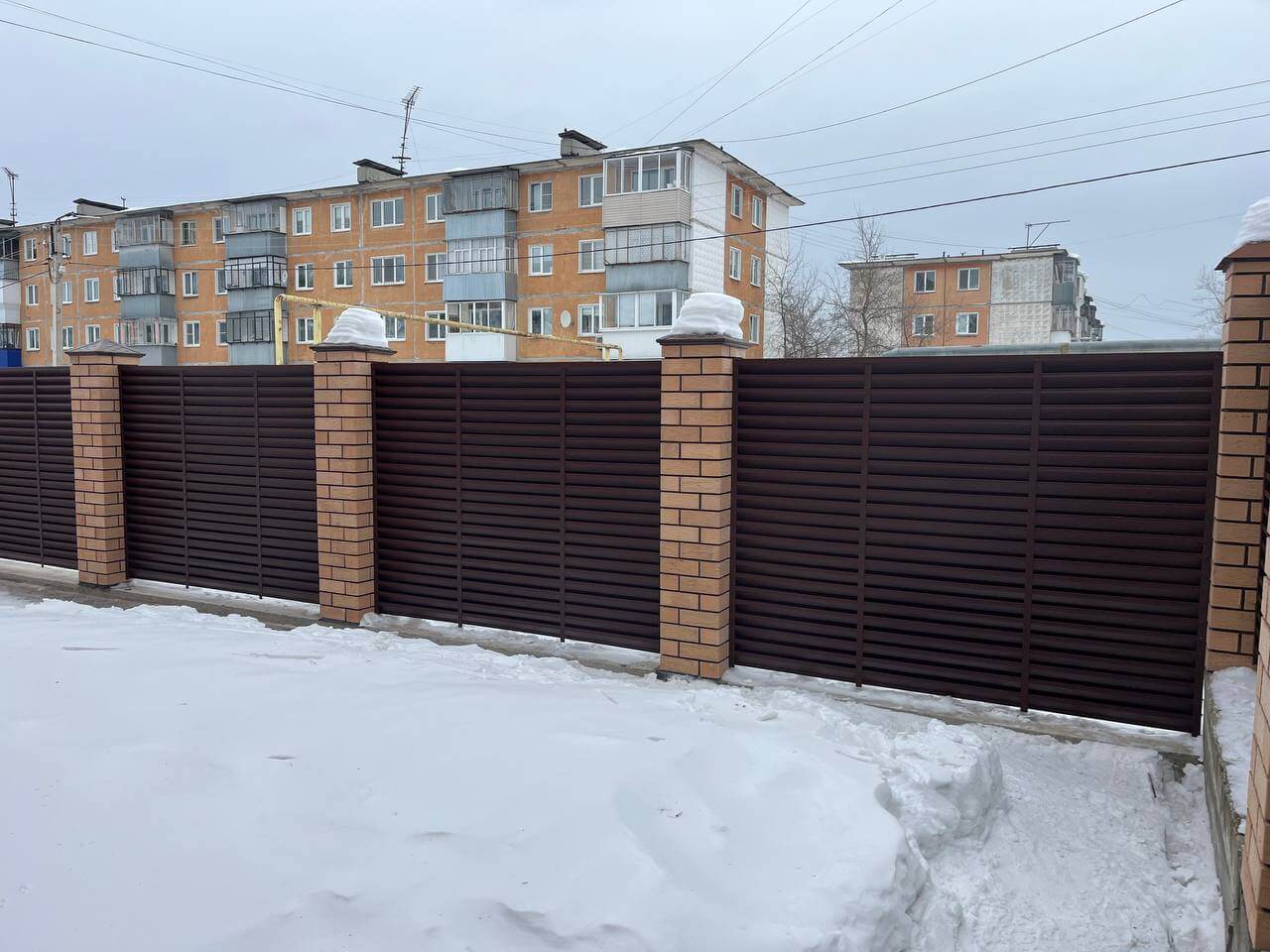 Забор-жалюзи из ламелей ЭКО-Z 87м RAL8017/8017 Шоколад двусторонний МАТТЕ фото 17 в Челябинске