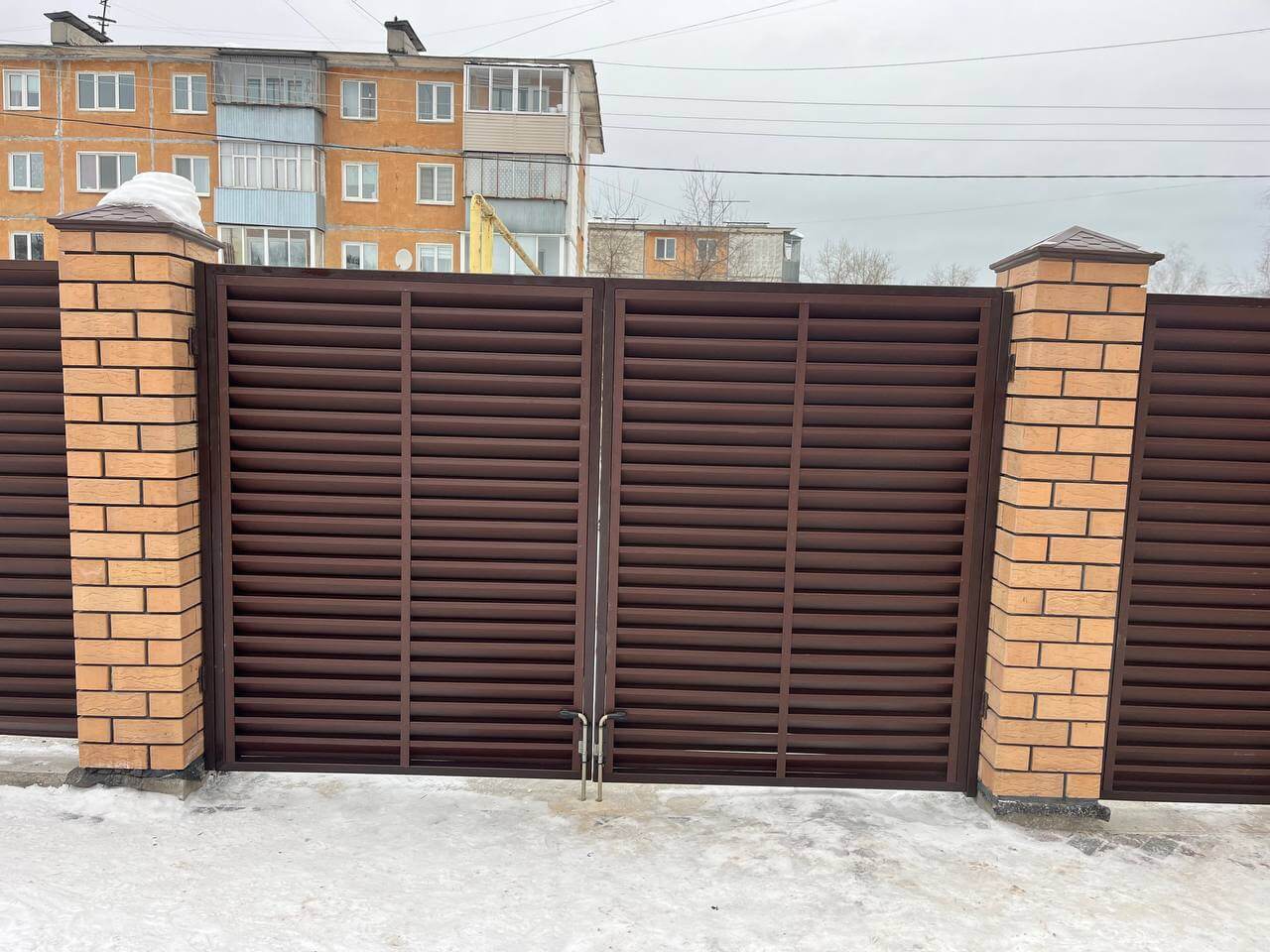 Забор-жалюзи из ламелей ЭКО-Z 87м RAL8017/8017 Шоколад двусторонний МАТТЕ фото 9 в Челябинске