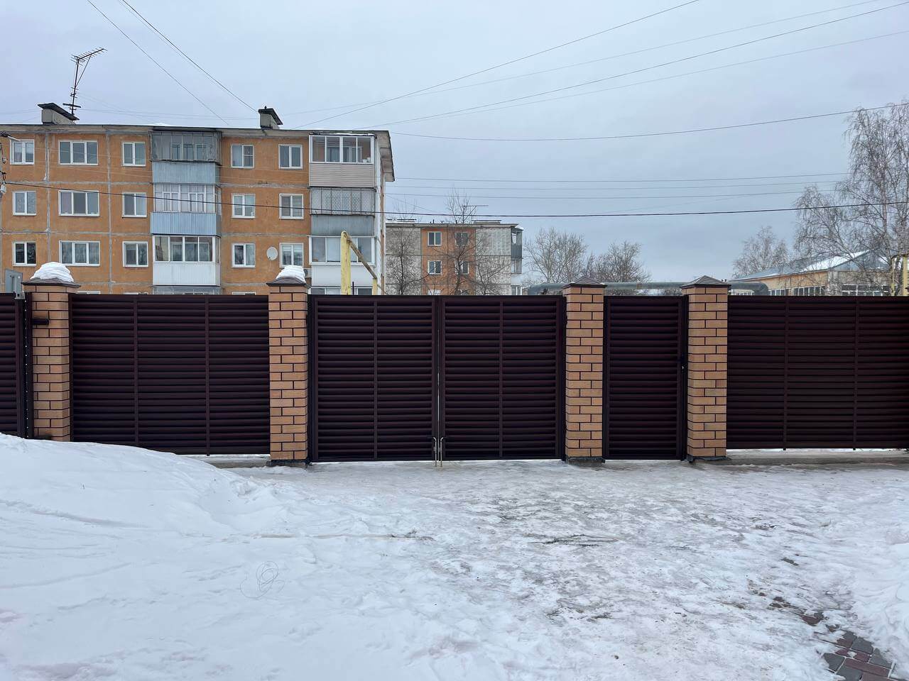Забор-жалюзи из ламелей ЭКО-Z 87м RAL8017/8017 Шоколад двусторонний МАТТЕ фото 1 в Челябинске