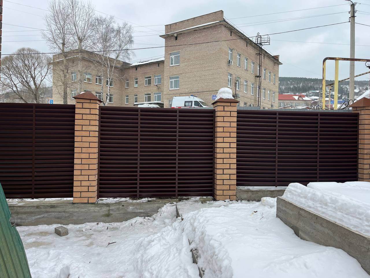 Забор-жалюзи из ламелей ЭКО-Z 87м RAL8017/8017 Шоколад двусторонний МАТТЕ фото 16 в Челябинске