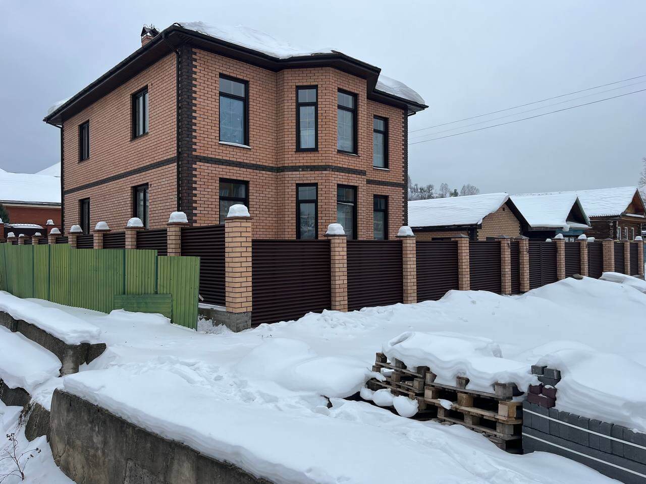 Забор-жалюзи из ламелей ЭКО-Z 87м RAL8017/8017 Шоколад двусторонний МАТТЕ фото 12 в Челябинске