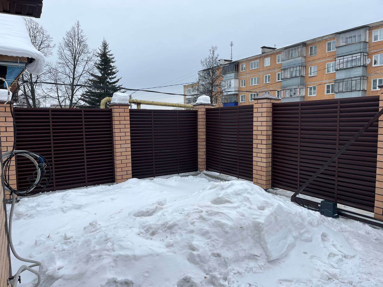 Забор-жалюзи из ламелей ЭКО-Z 87м RAL8017/8017 Шоколад двусторонний МАТТЕ фото 11 в Челябинске