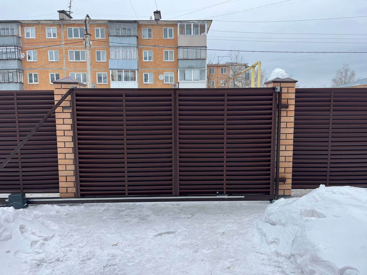 Забор-жалюзи из ламелей ЭКО-Z 87м RAL8017/8017 Шоколад двусторонний МАТТЕ фото 10 в Челябинске