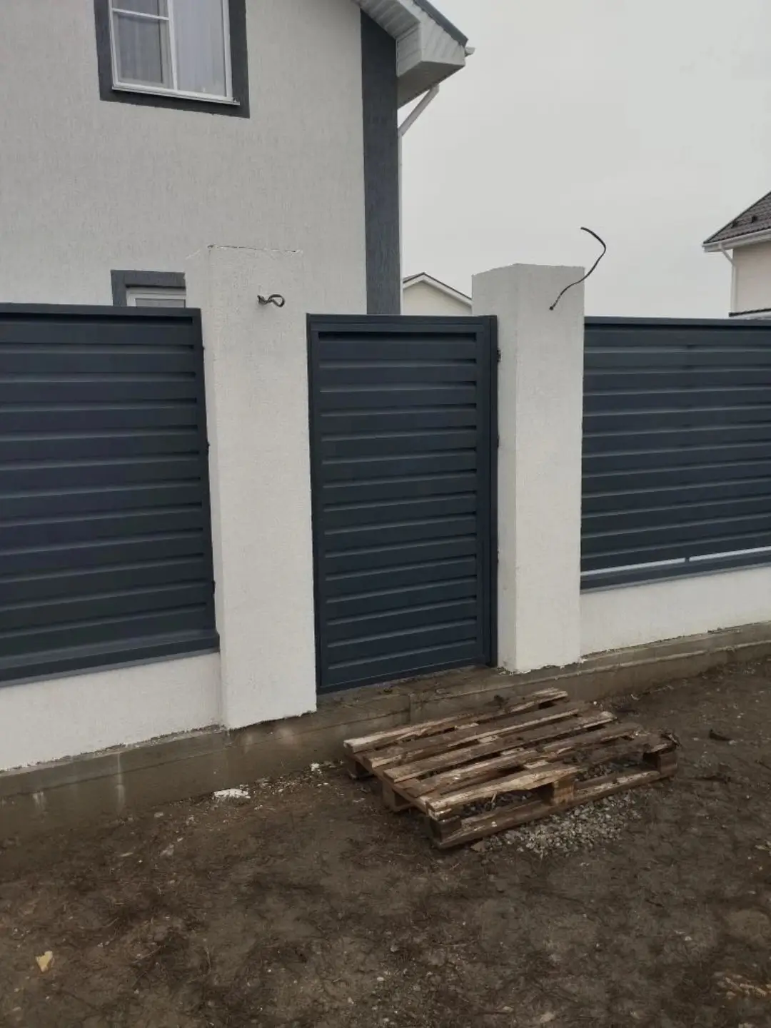 Забор-жалюзи из ламелей Хай-Тек 12м RAL7024 Серый Графит МАТТЕ фото 1 в Челябинске