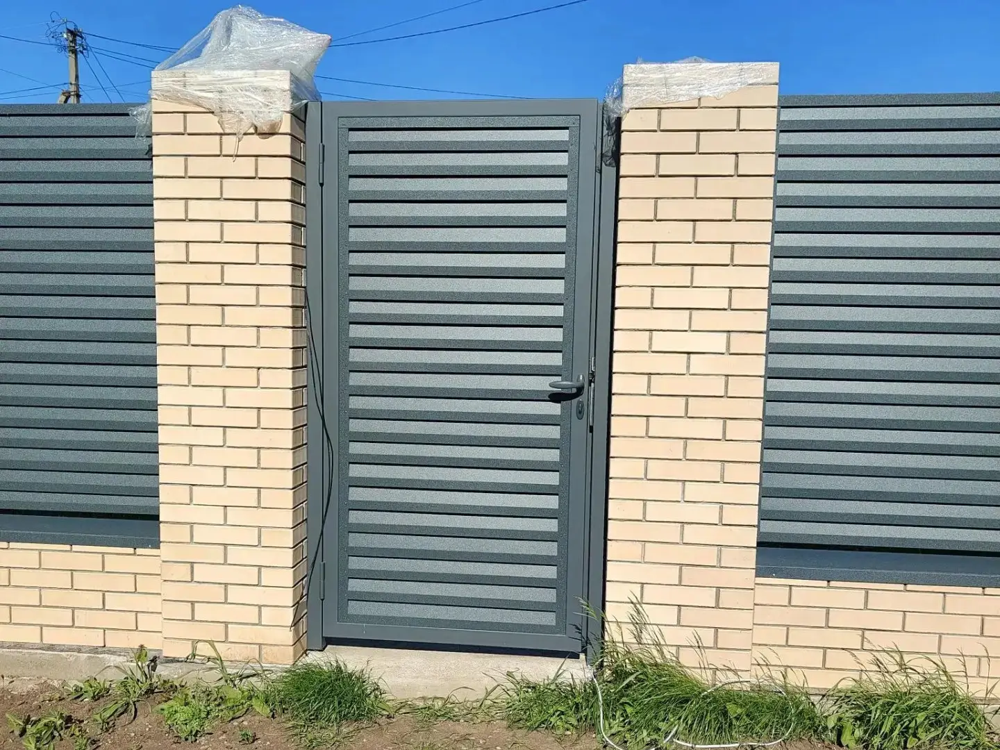 Забор-жалюзи из ламелей Реснички 16м RAL7024 Серый Графит Стальной Бархат фото 2 в Челябинске