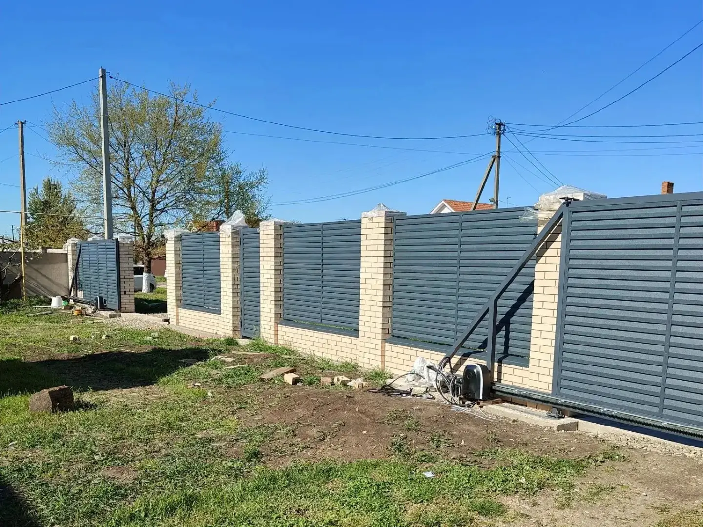 Забор-жалюзи из ламелей Реснички 16м RAL7024 Серый Графит Стальной Бархат фото 1 в Челябинске