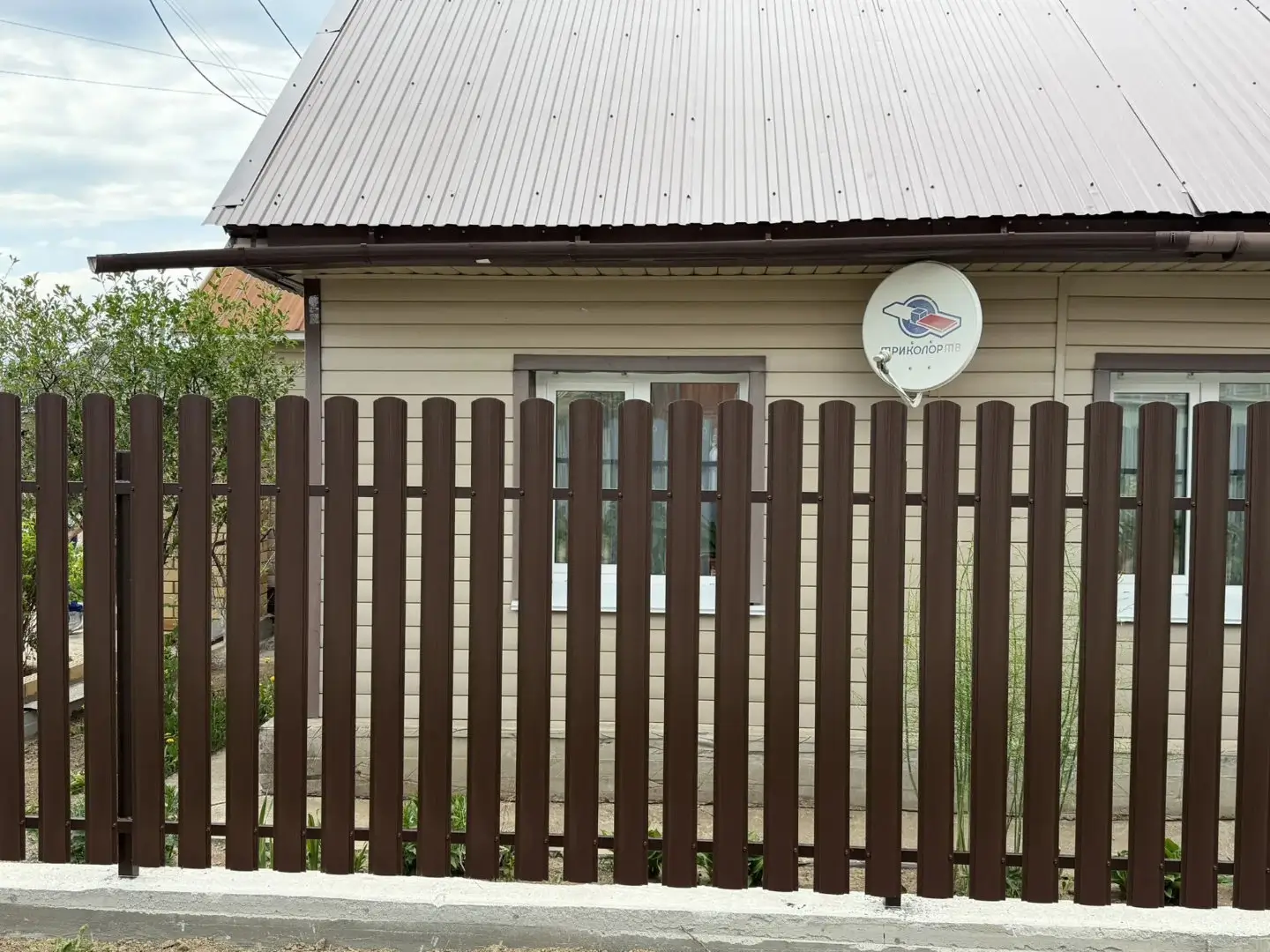 Комбинированный забор из ламелей ЭКО-Z-US и евроштакетника 18м RAL8017 Шоколад МАТТЕ, Полиэстер фото 3 в Челябинске