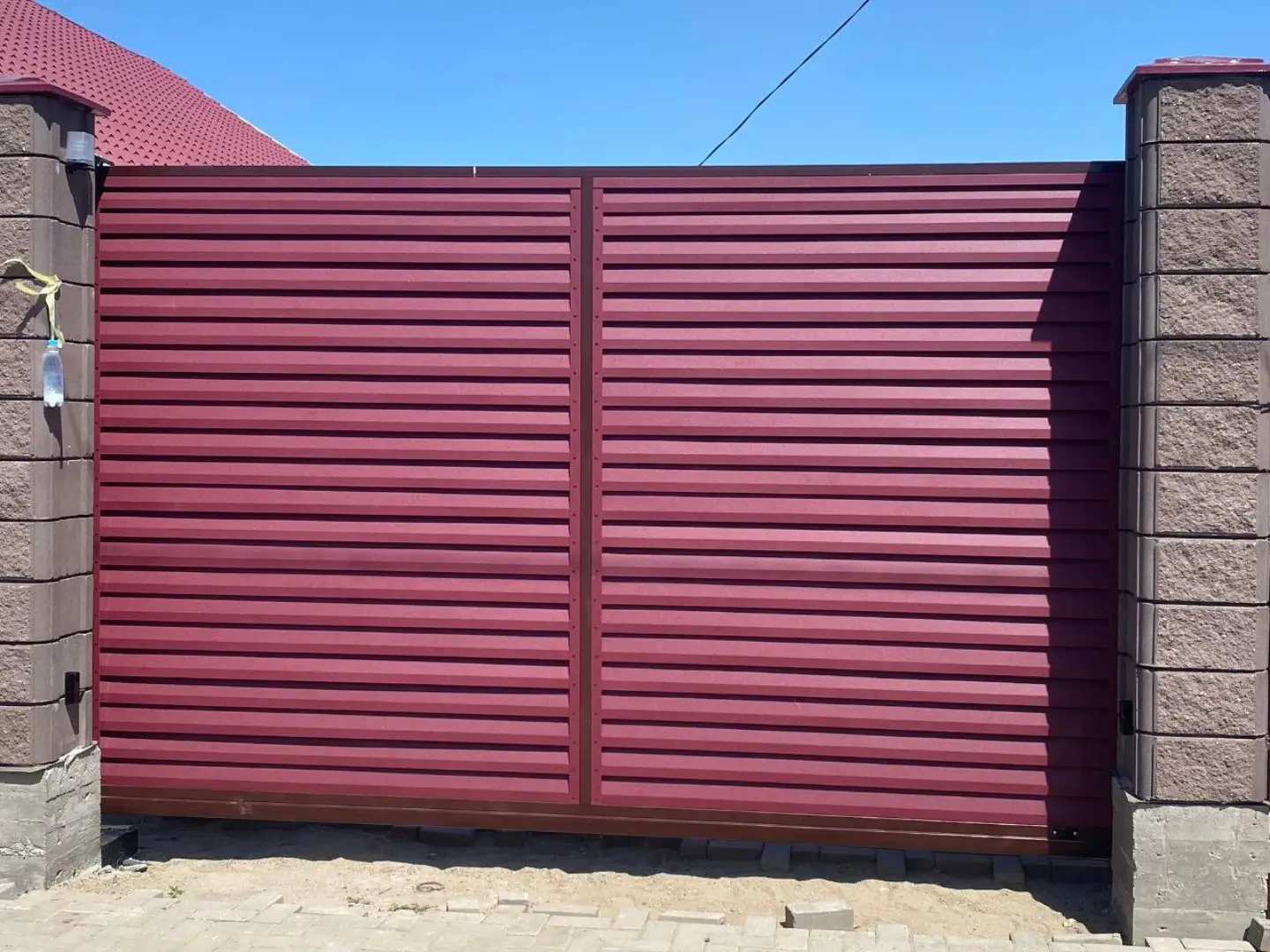 Входная группа из ламелей Реснички RAL3005 Красное Вино Rooftop Бархат фото 1 в Челябинске
