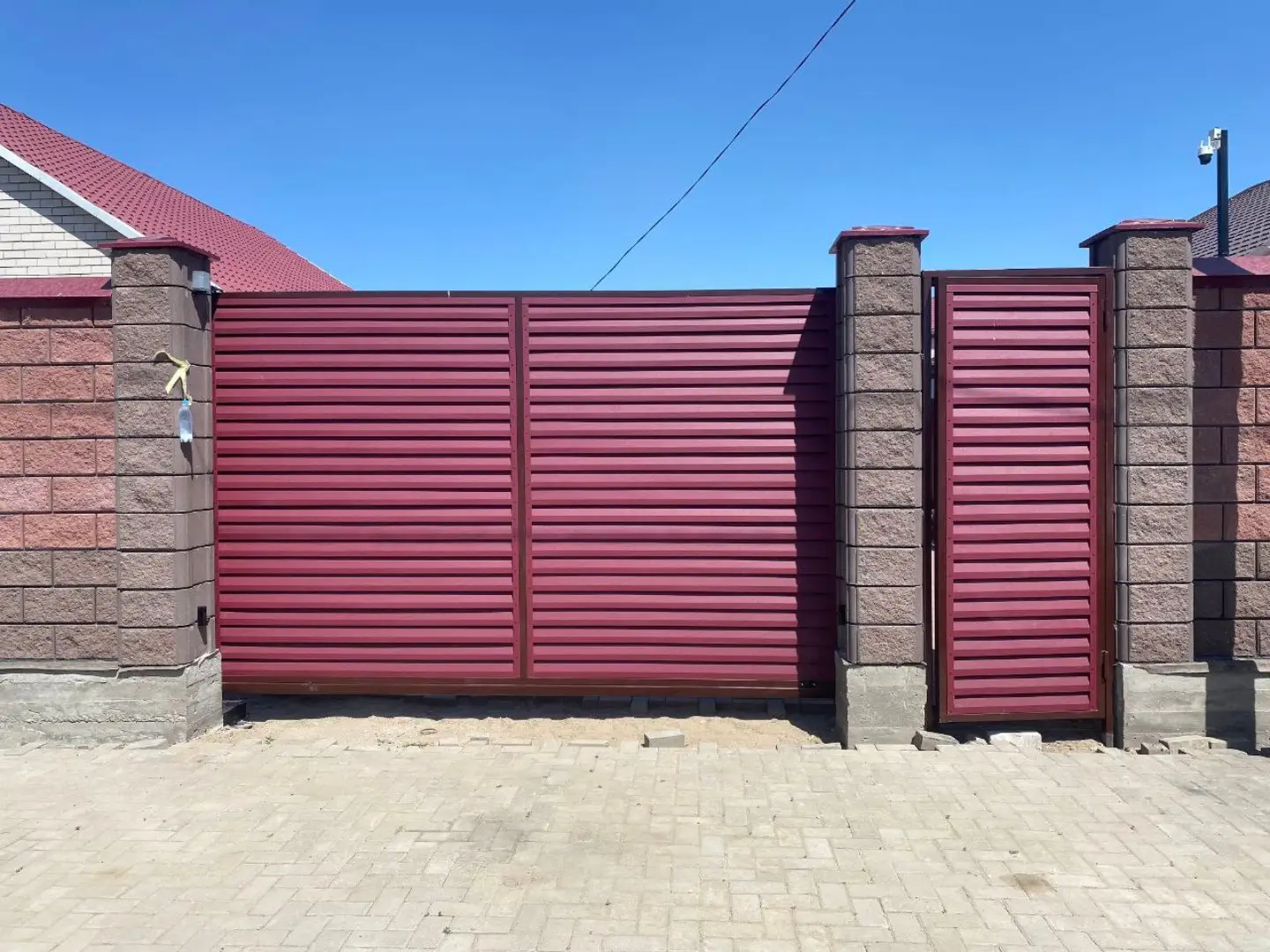 Входная группа из ламелей Реснички RAL3005 Красное Вино Rooftop Бархат в Челябинске