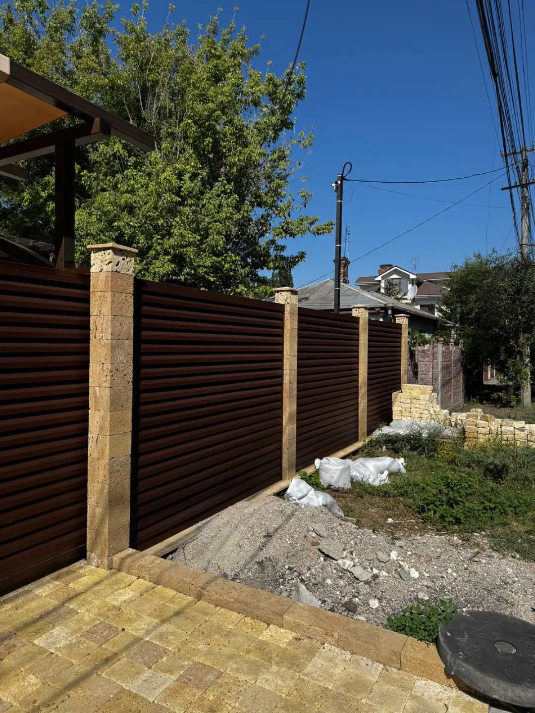 Забор-жалюзи из ламелей Реснички 12м RAL8017 Шоколад МАТТЕ фото 6 в Челябинске