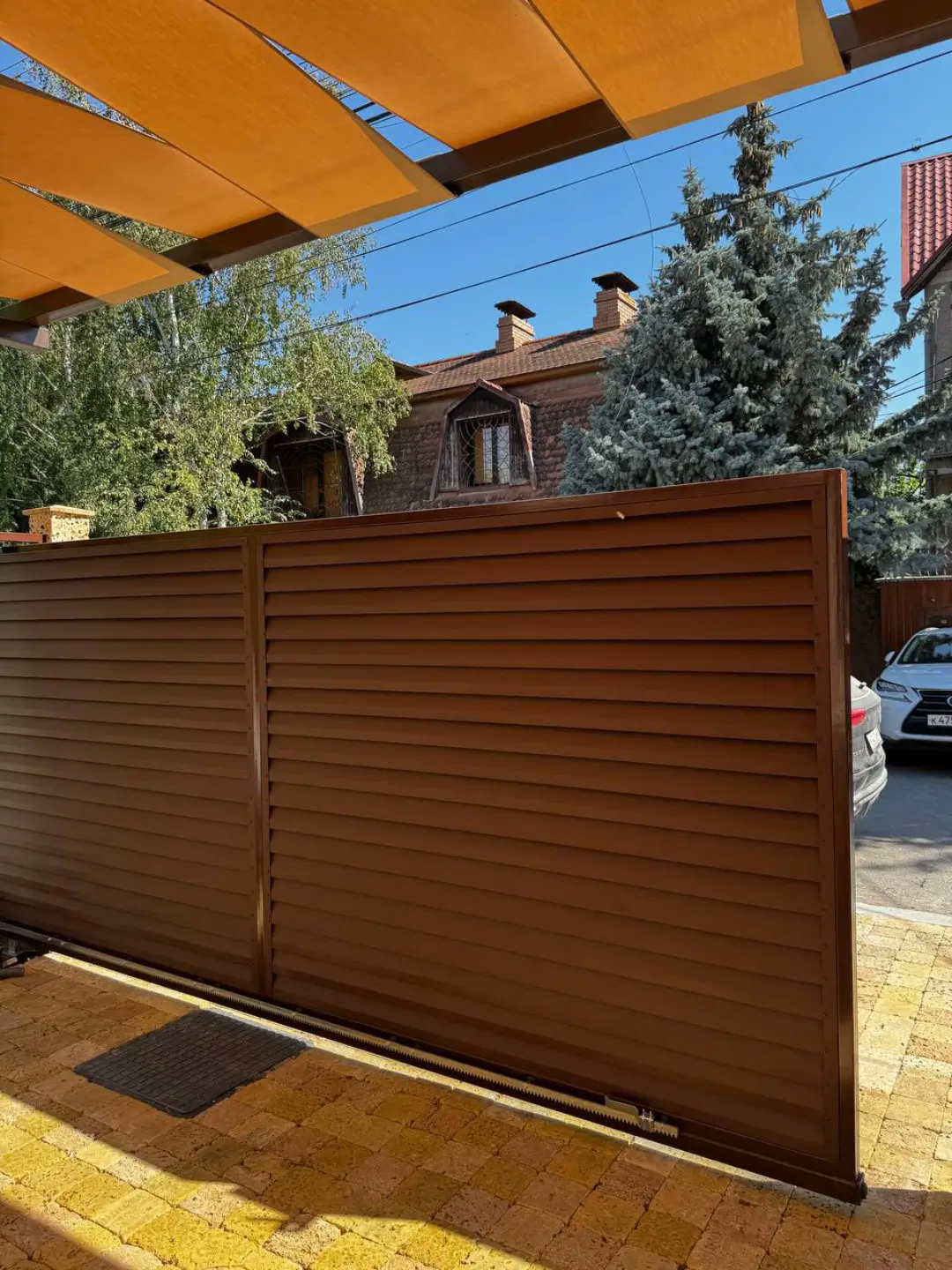 Забор-жалюзи из ламелей Реснички 12м RAL8017 Шоколад МАТТЕ фото 3 в Челябинске