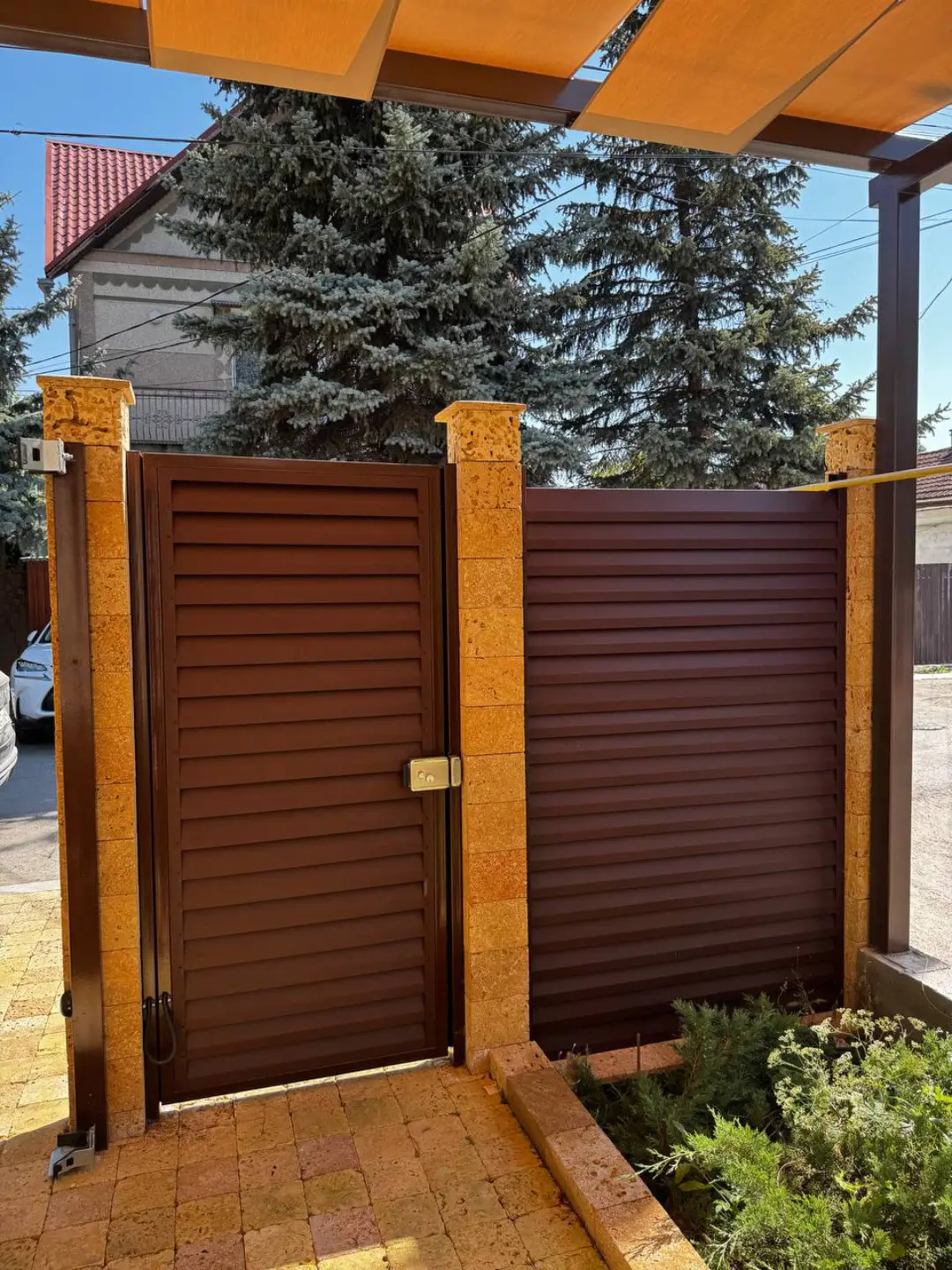 Забор-жалюзи из ламелей Реснички 12м RAL8017 Шоколад МАТТЕ фото 1 в Челябинске